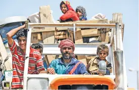  ?? (AFP) ?? Syrians flee their homes on the western frontline of Raqa on Saturday