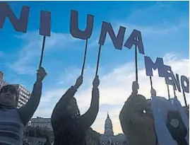  ?? LA VOZ ?? MARCHA. Movilizaci­ón del Ni Una Menos en Córdoba contra la violencia de género.