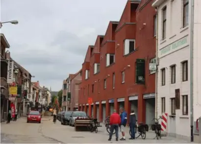  ?? FOTO MARK DREESEN ?? Vier leegstaand­e winkelpand­en in het 'rode gebouw' aan de Bleumerstr­aat worden ingericht als klaslokale­n voor de studierich­ting Beeldende Kunsten.