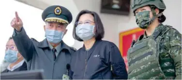  ?? Associated Press ?? ↑
Tsai Ing-wen (centre) inspects military drills at a base in Chiayi on Friday.