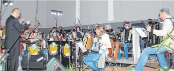  ?? FOTO: HORST BLAUHUT ?? Beim diesjährig­en Jahreskonz­ert traten das Schul- und Jugendorch­ester und das Hauptorche­ster der Akkordeong­ruppe Tannhausen gemeinsam auf.