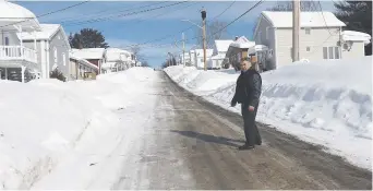  ??  ?? La distance qui sépare les deux côtés de la 39e avenue n’est plus que de 16 pieds, a constaté Gilbert Dubé. - Acadie Nouvelle: Sébastien Lachance