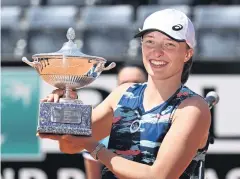  ?? AFP ?? Iga Swiatek poses with the Italian Open trophy.