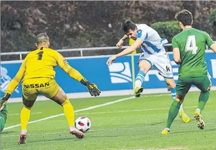  ?? FOTO: UNANUE ?? Sola golpea el balón ante la oposición de Sánchez, portero del Sporting B