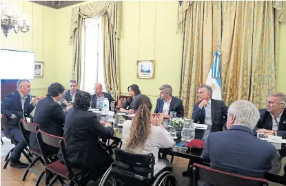  ?? Presidenci­a ?? Mauricio Macri explicó ayer ante el gabinete su decisión de anular el protocolo