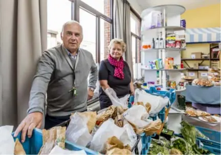  ?? FOTO WALTER SAENEN ?? Elly Bruylants en Jan van der Aalst zijn twee vrijwillig­ers van de sociale buurtwinke­l ‘t Winkeltje in Merksem.