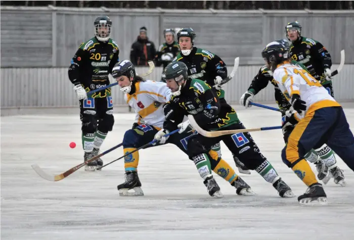  ?? Bild: LARS-JOHAN SVANSTRÖM/ARKIV ?? MILT VÄDER. Frillesås seriepremi­är mot Kungälv på bortaplan skulle ha spelats på lördag, men den skjuts upp på grund av isbrist. Även Frillesås första hemmamatch mot Nässjö 11 november ligger i farozonen.