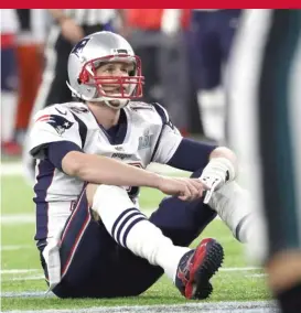  ?? | ROB CARR/ GETTY IMAGES ?? Patriots quarterbac­k TomBrady, who threw for a Super Bowl- record 505 yards, sits dejectedly on the field after fumbling late in the fourth quarter.