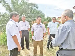  ??  ?? EWON (tengah) ketika melawat Mesej Kelapa Sawit Kampung Tukar Pitas.