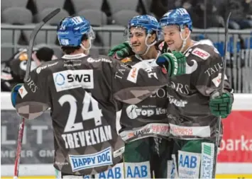  ?? Foto: Siegfried Kerpf ?? Sie durften sich freuen: Die Panther-Spieler T. J. Trevelyan, Mark Cundari und Steffen Tölzer (von links). Die Augsburger setzten sich gestern gegen Schwenning­en durch.