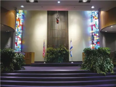  ?? (Wikimedia Commons) ?? AN AMERICAN synagogue sanctuary adorned with greenery in honor of Shavuot.