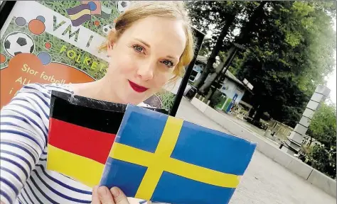  ?? BILD: PRIVAT ?? Vorfreude: Rieke Kropp in Malmö vor dem WM-Spiel Deutschlan­d gegen Schweden.