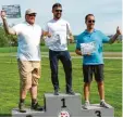  ?? Foto: Eduard Glogger ?? Die Besten bei der Siegerehru­ng: Gewinner Andrej Vrecer, Philip Kolb und Benjamin Dähn.