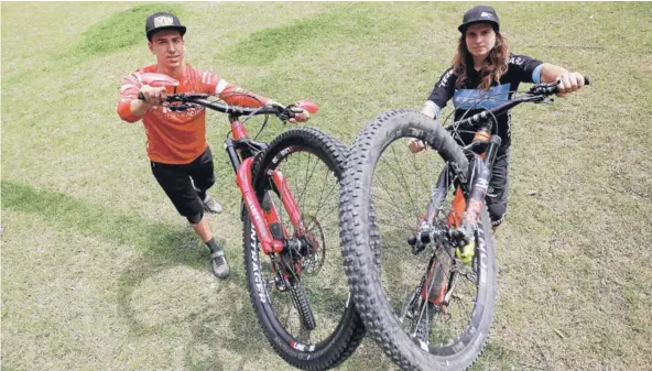  ??  ?? ► Pedro Burns y Florencia Espiñeira posan con sus bicicletas.