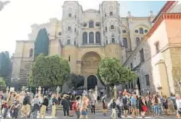  ??  ?? Turistas junto a la Catedral de Málaga.