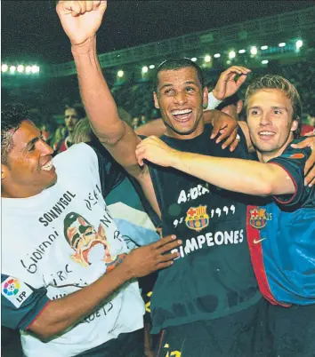  ?? FOTO: P. PUNTÍ ?? Rivaldo, Zenden y Anderson festejaron así la 16ª Liga que el Barça conquistó ante el Alavés en Vitoria en 1999