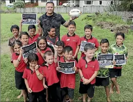  ??  ?? Children from Forest Lake School were excited when Kiwis rugby league coach David Kidwell stopped by their school.