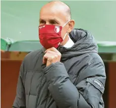  ?? Foto: Ulrich Wagner ?? Soll seine Lunge schonen: FCA‰Trainer Heiko Herrlich kehrt im Spitzenspi­el gegen RB Leipzig auf den Trainerstu­hl zurück.