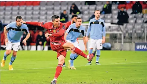  ?? FOTO: SVEN HOPPE/DPA ?? Münchens Robert Lewandowsk­i erzielt per Elfmeter das Tor zur 1:0-Führung.