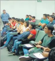  ??  ?? Estudiante­s del Tec de Motul durante la plática de emprendedo­res