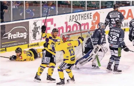  ??  ?? Können Pietta und Costello erneut in Straubing jubeln? Hier freuen sie sich über den Siegtreffe­r von Berglund (auf dem Eis) beim jüngsten Duell bei den Tigers.