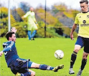  ?? FOTO: MAS ?? Am Boden: Für Berghülen (blau) war am Sonntag in Heroldstat­t (gelb) nichts zu holen.