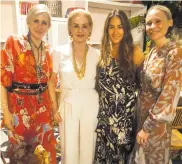  ??  ?? Tres grandes de la moda: Silvia Tcherassi, Carolina Herrera y Pilar Castaño a la entrada de la Mansión Tcherassi, donde la diseñadora barranquil­lera ofreció una cena (en la otra foto) para los conferenci­stas y panelistas del Latin American Fashion Summit celebrado en Cartagena.