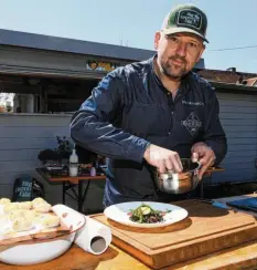  ?? Fotos: Marcus Merk ?? Andreas Hanisch aus Hirblingen verrät zwei Rezepte, mit denen auch Anfänger bei ihren Gästen punkten können: Jakobsmusc­heln auf Belugalins­ensalat und Süß‰ kartoffeln Crustini.