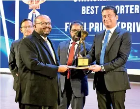  ?? ?? Director Isuru Abeywickra­ma receiving Best Exporter Award of Flexiprint Pvt Ltd for stationery and paper products category 2022/23