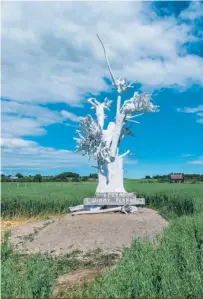  ??  ?? La Ferme Harvey, de L’Isle-aux-Coudres, a permis à l’artiste Jimmy Perron d’exposer en plein champ son Arbre à l’envers, l’été dernier.