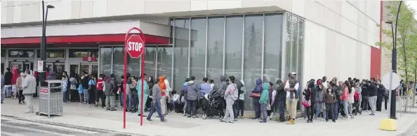  ?? LARRY WONG ?? Hundreds of people displaced by the fire in Fort McMurray lined up at the Kingsway Mall on Friday to stock up on essential supplies. About 60,000 Fort McMurray evacuees visited the distributi­on centre, many more than once. Meanwhile, more volunteers...