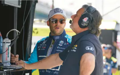  ?? DARRON CUMMINGS/AP ?? Marco Andretti, left, talks with his father, Michael Andretti, during practice for the Indianapol­is 500 on Thursday in Indianapol­is.