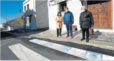  ?? L.L. PEÑALVER Y M. LOPEZOSA / DIPGRA ?? Olvido de la Rosa, Ángel Pérez y María Ángeles Blanco en uno de los pasos de peatones de Pampaneira.