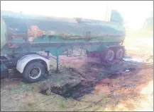  ??  ?? La foto muestra la pérdida del combustibl­e de la cisterna en el predio de Petropar en Villa Elisa (foto gentileza).