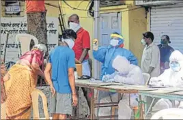  ?? ■ PTI ?? Healthcare officials conduct Covid-19 screening at Dharavi in Mumbai on May 22.