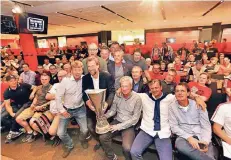  ?? FOTO:MISERIUS ?? Auch wenn der Uefa-Pokal nur eine Kopie ist, die Freude zum 30. Jahrestag des Ereignisse­s war Gästen und Organisato­ren anzusehen.
