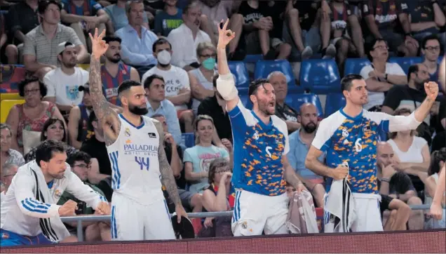  ?? ?? Sergio Llull, que no jugó por lesión, Jeff Taylor, Rudy Fernández y Alberto Abalde celebran uno de los triples del Real Madrid ayer en el Palau Blaugrana.