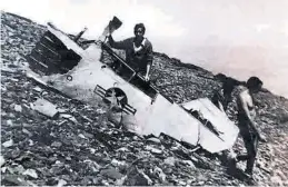  ?? INSTITUCIÓ­N FERNANDO EL CATÓLICO ?? Vecinos de la zona Antonio Royo, de Tarazona, con el ala de un avión.