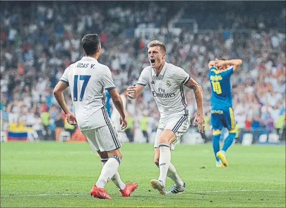  ?? FOTO: GETTY IMAGES ?? Kroos y Lucas Vázquez El gallego sirvió el gol de la victoria al alemán, ante la desesperac­ión de los jugadores del Celta, que no merecieron salir de vacío del Bernabéu