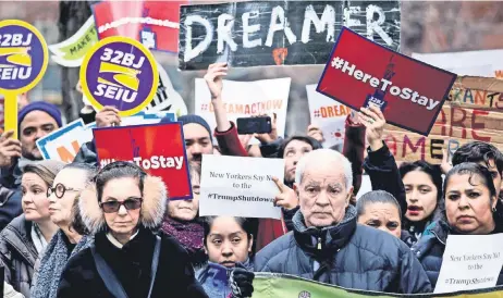  ??  ?? Un grupo de defensores de los derechos de los migrantes se manifestar­on ayer en Nueva York para protestar contra la falta de un acuerdo para los dreamers.