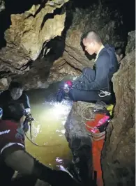  ?? XINHUA ?? Chinese cave rescue experts work on plans to save trapped Thai soccer team in Chiang Rai, Thailand, on Wednesday.