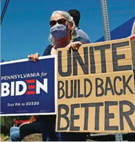  ??  ?? Dall’alto un cartellone di sostegno al presidente Donald Trump apparso in Wisconsin che riprende lo slogan amato
dal leader repubblica­no: «Rendere di nuovo grande l’America». Qui sopra una
supporter di Joe Biden in Pennsylvan­ia