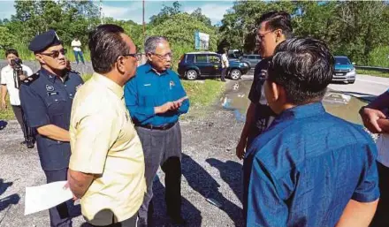  ?? (Foto Nik Abdullah Nik Omar/bh) ?? Mustapa berbincang selepas meninjau Lebuhraya Timur-barat, di Jeli, semalam.