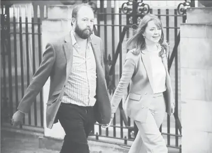  ?? Foto Ap ?? Nick Timothy y Fiona Hill, al abandonar oficinas del Partido Conservado­r en Londres