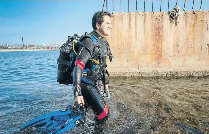  ?? MANÉ ESPINOSA ?? Espejo-Saavedra, el pasado jueves, inspeccion­ando la zona para una inmersión en el Moll de Gregal, con el equipo del club Buceo Hispania Barcelona