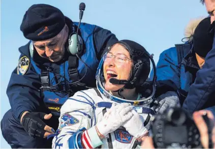  ?? AP ?? “Estoy conmovida y feliz”, fueron las palabras de la astronauta Christina Koch después de ser extraída de la cápsula. Añadio que iba a extrañar la condición de micrograve­dad.