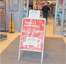  ??  ?? Im Rewe im Waltersbüh­l dürfen Kunden nur noch mit einem Einkaufswa­gen das Geschäft betreten.