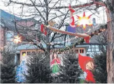  ?? FOTO: CARITAS/INTEGRATIO­NSZENTRUM WEINGARTEN ?? Selbst gestaltete Märchenfig­uren „erzählen“im Garten des Integratio­nszentrums bis mindestens Mitte Januar ihr ganz eigenes gemeinsame­s interkultu­relles Märchen.