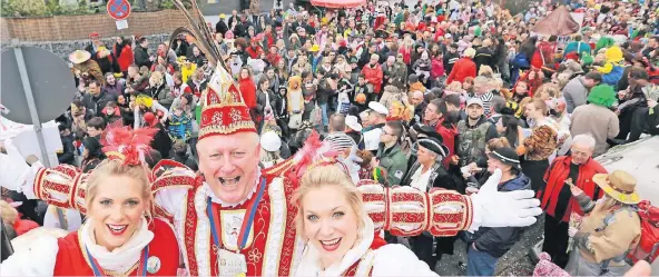  ?? FOTOS: UWE MISERIUS ?? Feierbiest mit Showtalent: Prinz HaJü (Hans-Jürgen Knitter) vor dem Zugstart in Holzhausen mit seinen Pagen.