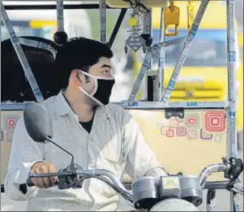  ?? SUNIL GHOSH/HT PHOTO ?? ■ An e-rickshaw driver waits outside a college for passengers after classes were discontinu­ed Friday and institutes decided to create online classrooms to complete their syllabi.